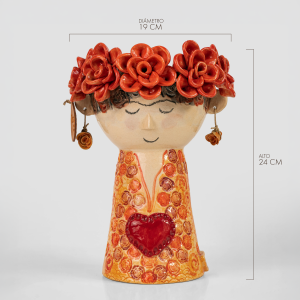 Muñeca con corona de rosas